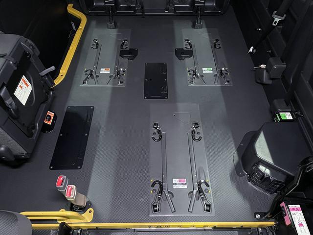 ハイエースコミューター 福祉車両・電動リフター・4台積・9人乗・走行58千K・Dタイプ・ワンオーナー・TV・ナビ・Bモニター・左オートステップ・アシストグリップ・キーレス・電動車イス固定装置4台・セカンドシート折り畳み仕様(7枚目)