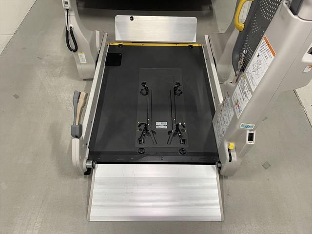 ハイエースコミューター 福祉車両・電動リフター・4台積・9人乗・走行58千K・Dタイプ・ワンオーナー・TV・ナビ・Bモニター・左オートステップ・アシストグリップ・キーレス・電動車イス固定装置4台・セカンドシート折り畳み仕様(9枚目)