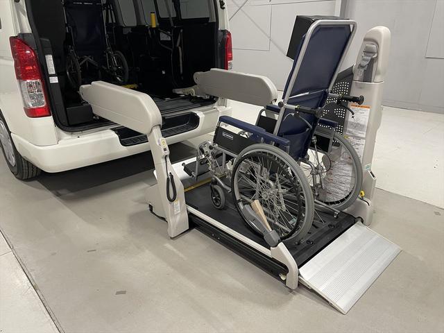 ハイエースコミューター 福祉車両・電動リフター・4台積・9人乗・走行58千K・Dタイプ・ワンオーナー・TV・ナビ・Bモニター・左オートステップ・アシストグリップ・キーレス・電動車イス固定装置4台・セカンドシート折り畳み仕様(11枚目)
