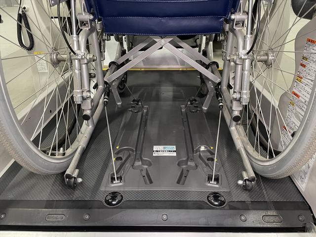 ハイエースコミューター 福祉車両・電動リフター・4台積・9人乗・走行58千K・Dタイプ・ワンオーナー・TV・ナビ・Bモニター・左オートステップ・アシストグリップ・キーレス・電動車イス固定装置4台・セカンドシート折り畳み仕様(13枚目)