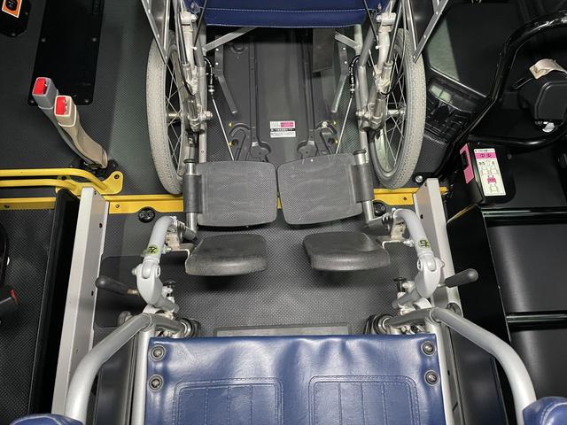 ハイエースコミューター 福祉車両・電動リフター・4台積・9人乗・走行58千K・Dタイプ・ワンオーナー・TV・ナビ・Bモニター・左オートステップ・アシストグリップ・キーレス・電動車イス固定装置4台・セカンドシート折り畳み仕様(17枚目)