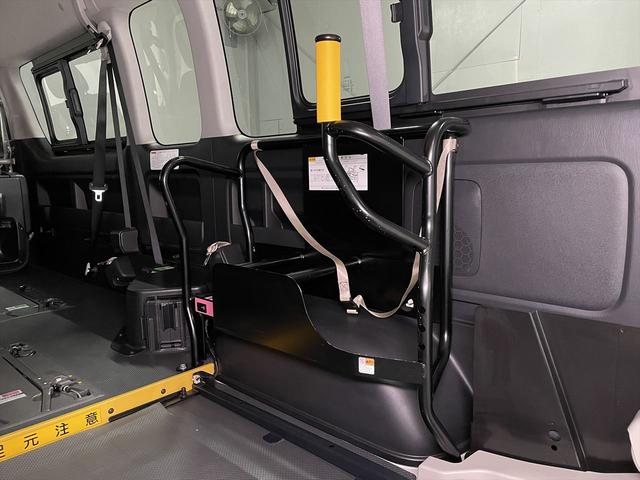 ハイエースコミューター 福祉車両・電動リフター・4台積・9人乗・走行58千K・Dタイプ・ワンオーナー・TV・ナビ・Bモニター・左オートステップ・アシストグリップ・キーレス・電動車イス固定装置4台・セカンドシート折り畳み仕様(23枚目)