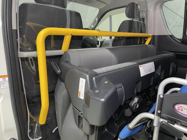 ハイエースコミューター 福祉車両・電動リフター・4台積・9人乗・走行58千K・Dタイプ・ワンオーナー・TV・ナビ・Bモニター・左オートステップ・アシストグリップ・キーレス・電動車イス固定装置4台・セカンドシート折り畳み仕様(28枚目)