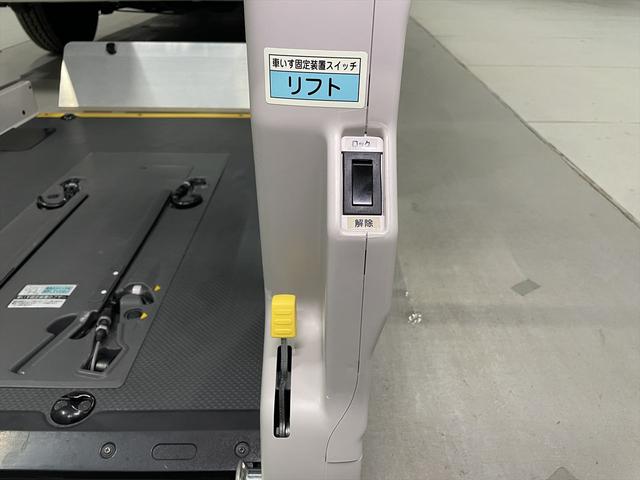 ハイエースコミューター 福祉車両・電動リフター・4台積・9人乗・走行58千K・Dタイプ・ワンオーナー・TV・ナビ・Bモニター・左オートステップ・アシストグリップ・キーレス・電動車イス固定装置4台・セカンドシート折り畳み仕様(29枚目)