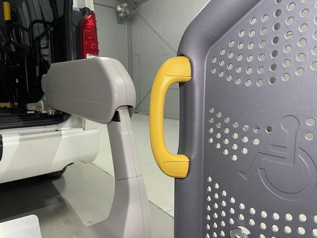 ハイエースコミューター 福祉車両・電動リフター・4台積・9人乗・走行58千K・Dタイプ・ワンオーナー・TV・ナビ・Bモニター・左オートステップ・アシストグリップ・キーレス・電動車イス固定装置4台・セカンドシート折り畳み仕様(30枚目)