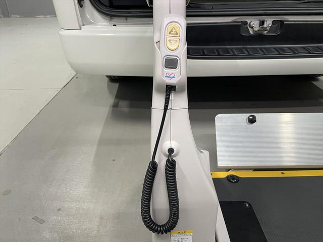 ハイエースコミューター 福祉車両・電動リフター・4台積・9人乗・走行58千K・Dタイプ・ワンオーナー・TV・ナビ・Bモニター・左オートステップ・アシストグリップ・キーレス・電動車イス固定装置4台・セカンドシート折り畳み仕様(31枚目)