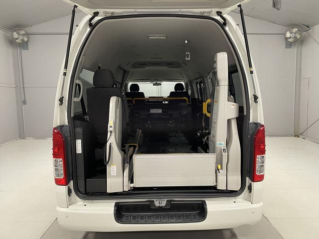 ハイエースコミューター 福祉車両・電動リフター・4台積・9人乗・Dタイプ・ストレッチャー固定バー付・点滴フック付・左オートステップ・アシストグリップ・CDオーディオ・ラッシングベルト・電動車イス固定装置4台・キーレス(3枚目)