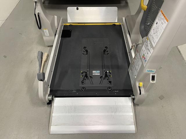 ハイエースコミューター 福祉車両・電動リフター・4台積・9人乗・Dタイプ・ストレッチャー固定バー付・点滴フック付・左オートステップ・アシストグリップ・CDオーディオ・ラッシングベルト・電動車イス固定装置4台・キーレス(7枚目)