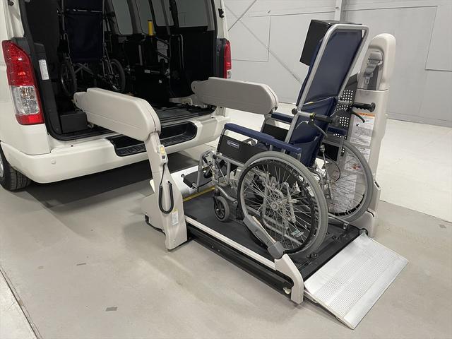 ハイエースコミューター 福祉車両・電動リフター・4台積・9人乗・Dタイプ・ストレッチャー固定バー付・点滴フック付・左オートステップ・アシストグリップ・CDオーディオ・ラッシングベルト・電動車イス固定装置4台・キーレス(9枚目)