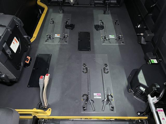 ハイエースコミューター 福祉車両・電動リフター・4台積・9人乗・Dタイプ・ストレッチャー固定バー付・点滴フック付・左オートステップ・アシストグリップ・CDオーディオ・ラッシングベルト・電動車イス固定装置4台・キーレス(11枚目)