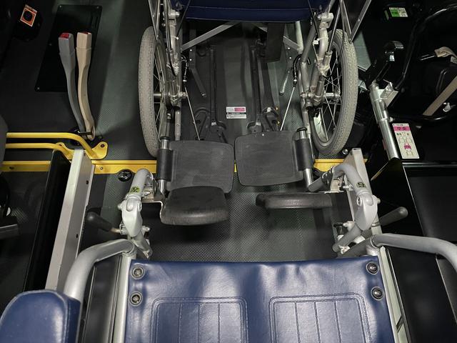 ハイエースコミューター 福祉車両・電動リフター・4台積・9人乗・Dタイプ・ストレッチャー固定バー付・点滴フック付・左オートステップ・アシストグリップ・CDオーディオ・ラッシングベルト・電動車イス固定装置4台・キーレス(17枚目)