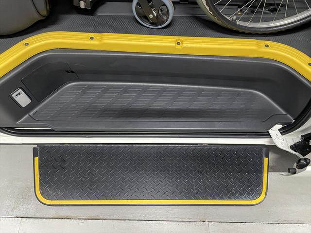 ハイエースコミューター 福祉車両・電動リフター・4台積・9人乗・Dタイプ・ストレッチャー固定バー付・点滴フック付・左オートステップ・アシストグリップ・CDオーディオ・ラッシングベルト・電動車イス固定装置4台・キーレス(25枚目)