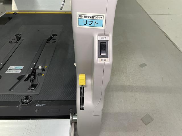 ハイエースコミューター 福祉車両・電動リフター・4台積・9人乗・Dタイプ・ストレッチャー固定バー付・点滴フック付・左オートステップ・アシストグリップ・CDオーディオ・ラッシングベルト・電動車イス固定装置4台・キーレス(27枚目)