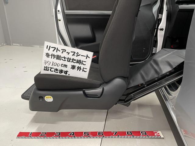 フリード 　１．５Ｇ　福祉車両・助手席リフトＵＰシート・６人乗・走行１６千Ｋ・左電動スライドドア・ＣＤオーディオ・左右スライドドア・キーレス・リモコン・折り畳み車イス固定ネット・左右ＳＤ・純正ＨＩＤヘッドライト（7枚目）