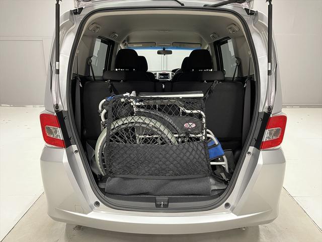 フリード 　１．５Ｇ　福祉車両・助手席リフトＵＰシート・６人乗・走行１６千Ｋ・左電動スライドドア・ＣＤオーディオ・左右スライドドア・キーレス・リモコン・折り畳み車イス固定ネット・左右ＳＤ・純正ＨＩＤヘッドライト（17枚目）