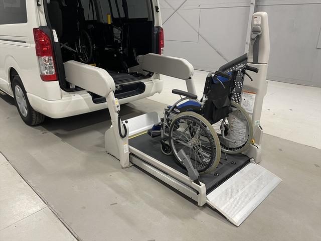 レジアスエースバン 　福祉車両・電動リフター・２台積・１０人乗・走行６０千Ｋ・Ｂタイプ・ストレッチャー固定バー・点滴フック・左オートステップ・アシストグリップ・ラジオ・電動車イス固定装置２台・車椅子収納スペース（7枚目）