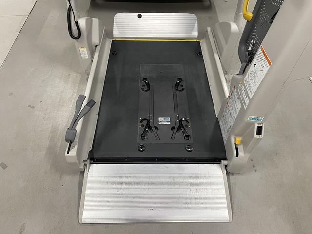 レジアスエースバン 　福祉車両・電動リフター・２台積・１０人乗・走行６０千Ｋ・Ｂタイプ・ストレッチャー固定バー・点滴フック・左オートステップ・アシストグリップ・ラジオ・電動車イス固定装置２台・車椅子収納スペース（9枚目）