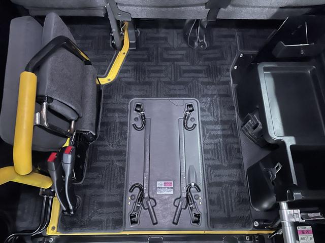 レジアスエースバン 　福祉車両・電動リフター・２台積・１０人乗・走行６０千Ｋ・Ｂタイプ・ストレッチャー固定バー・点滴フック・左オートステップ・アシストグリップ・ラジオ・電動車イス固定装置２台・車椅子収納スペース（11枚目）