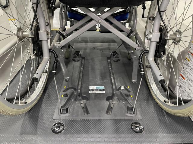 レジアスエースバン 　福祉車両・電動リフター・２台積・１０人乗・走行６０千Ｋ・Ｂタイプ・ストレッチャー固定バー・点滴フック・左オートステップ・アシストグリップ・ラジオ・電動車イス固定装置２台・車椅子収納スペース（13枚目）