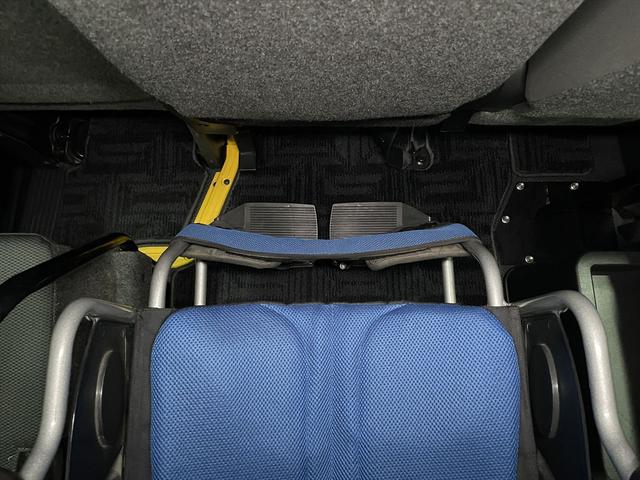 レジアスエースバン 　福祉車両・電動リフター・２台積・１０人乗・走行６０千Ｋ・Ｂタイプ・ストレッチャー固定バー・点滴フック・左オートステップ・アシストグリップ・ラジオ・電動車イス固定装置２台・車椅子収納スペース（15枚目）