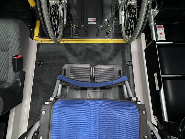 レジアスエースバン 　福祉車両・電動リフター・２台積・１０人乗・走行６０千Ｋ・Ｂタイプ・ストレッチャー固定バー・点滴フック・左オートステップ・アシストグリップ・ラジオ・電動車イス固定装置２台・車椅子収納スペース（17枚目）