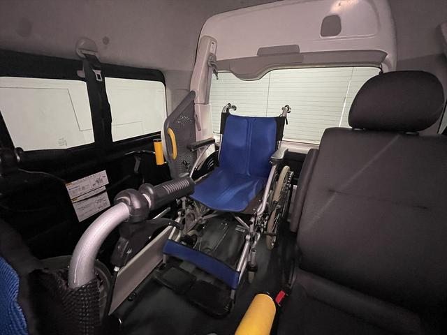 レジアスエースバン 　福祉車両・電動リフター・２台積・１０人乗・走行６０千Ｋ・Ｂタイプ・ストレッチャー固定バー・点滴フック・左オートステップ・アシストグリップ・ラジオ・電動車イス固定装置２台・車椅子収納スペース（19枚目）