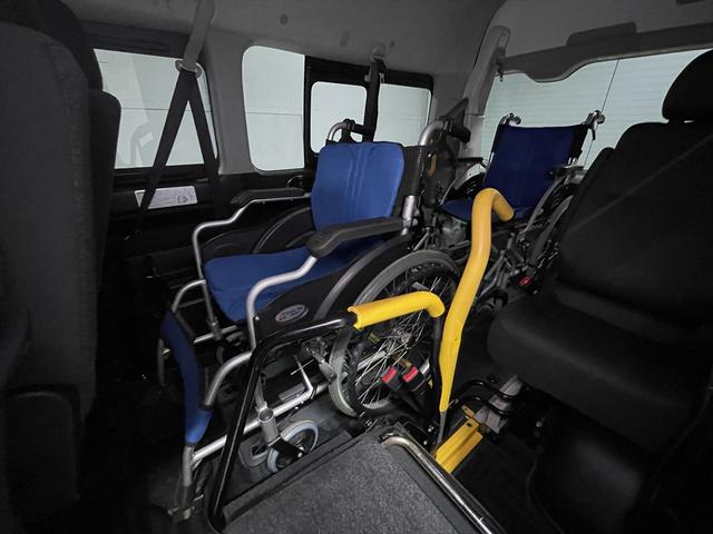 レジアスエースバン 　福祉車両・電動リフター・２台積・１０人乗・走行６０千Ｋ・Ｂタイプ・ストレッチャー固定バー・点滴フック・左オートステップ・アシストグリップ・ラジオ・電動車イス固定装置２台・車椅子収納スペース（21枚目）