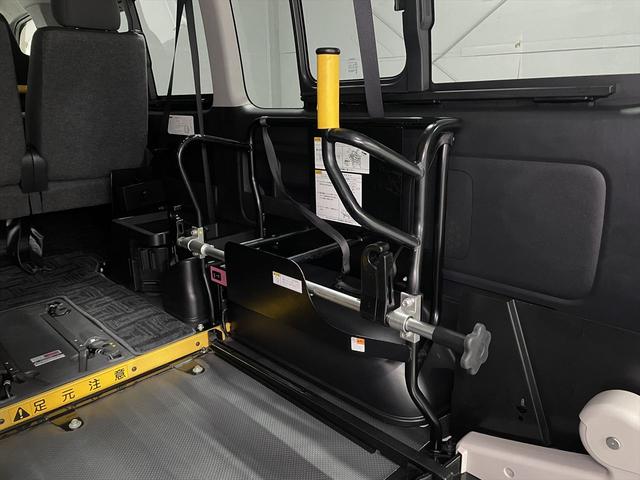 レジアスエースバン 　福祉車両・電動リフター・２台積・１０人乗・走行６０千Ｋ・Ｂタイプ・ストレッチャー固定バー・点滴フック・左オートステップ・アシストグリップ・ラジオ・電動車イス固定装置２台・車椅子収納スペース（23枚目）