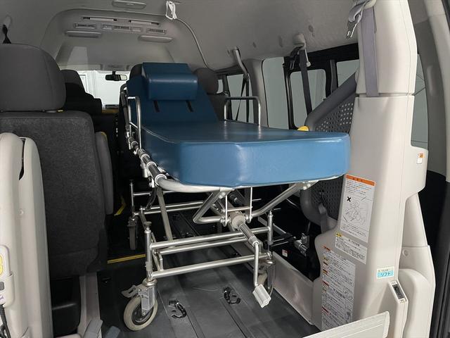 レジアスエースバン 　福祉車両・電動リフター・２台積・１０人乗・走行６０千Ｋ・Ｂタイプ・ストレッチャー固定バー・点滴フック・左オートステップ・アシストグリップ・ラジオ・電動車イス固定装置２台・車椅子収納スペース（27枚目）