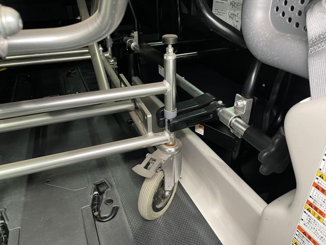 レジアスエースバン 　福祉車両・電動リフター・２台積・１０人乗・走行６０千Ｋ・Ｂタイプ・ストレッチャー固定バー・点滴フック・左オートステップ・アシストグリップ・ラジオ・電動車イス固定装置２台・車椅子収納スペース（28枚目）