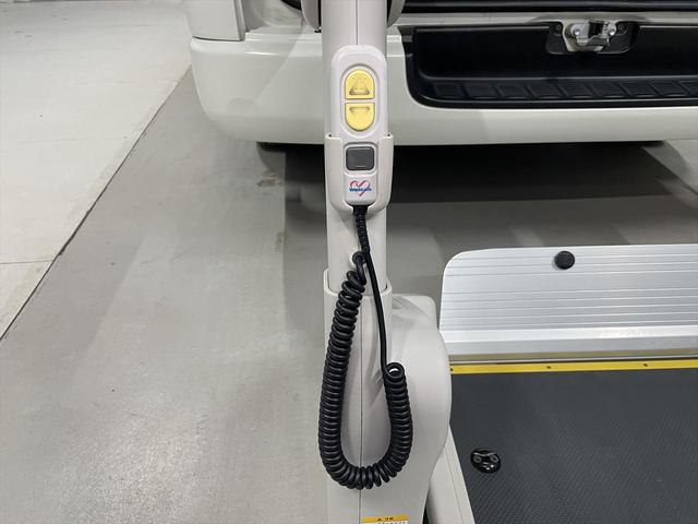 レジアスエースバン 　福祉車両・電動リフター・２台積・１０人乗・走行６０千Ｋ・Ｂタイプ・ストレッチャー固定バー・点滴フック・左オートステップ・アシストグリップ・ラジオ・電動車イス固定装置２台・車椅子収納スペース（29枚目）