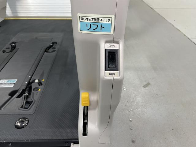 レジアスエースバン 　福祉車両・電動リフター・２台積・１０人乗・走行６０千Ｋ・Ｂタイプ・ストレッチャー固定バー・点滴フック・左オートステップ・アシストグリップ・ラジオ・電動車イス固定装置２台・車椅子収納スペース（30枚目）