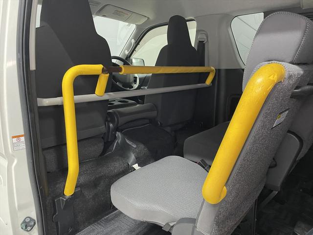 レジアスエースバン 　福祉車両・電動リフター・２台積・１０人乗・走行６０千Ｋ・Ｂタイプ・ストレッチャー固定バー・点滴フック・左オートステップ・アシストグリップ・ラジオ・電動車イス固定装置２台・車椅子収納スペース（32枚目）