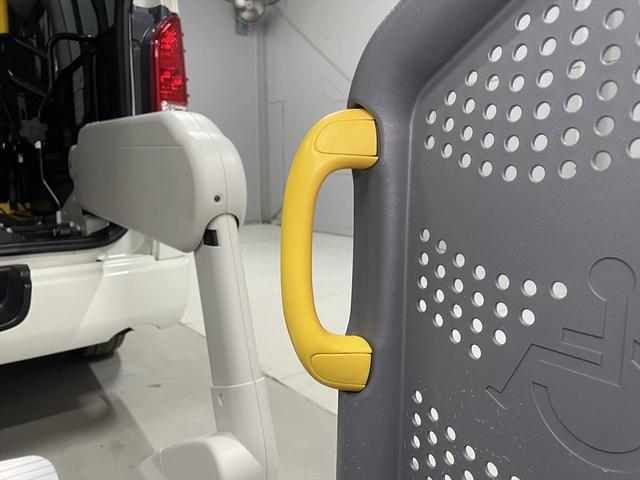 レジアスエースバン 　福祉車両・電動リフター・２台積・１０人乗・走行６０千Ｋ・Ｂタイプ・ストレッチャー固定バー・点滴フック・左オートステップ・アシストグリップ・ラジオ・電動車イス固定装置２台・車椅子収納スペース（33枚目）