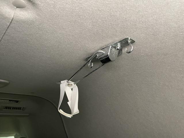 レジアスエースバン 　福祉車両・電動リフター・２台積・１０人乗・走行６０千Ｋ・Ｂタイプ・ストレッチャー固定バー・点滴フック・左オートステップ・アシストグリップ・ラジオ・電動車イス固定装置２台・車椅子収納スペース（34枚目）