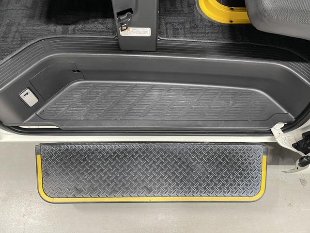 レジアスエースバン 　福祉車両・電動リフター・２台積・１０人乗・走行６０千Ｋ・Ｂタイプ・ストレッチャー固定バー・点滴フック・左オートステップ・アシストグリップ・ラジオ・電動車イス固定装置２台・車椅子収納スペース（35枚目）