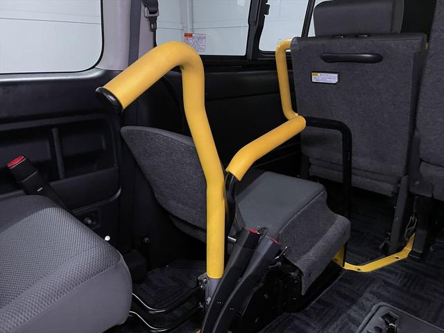 レジアスエースバン 　福祉車両・電動リフター・２台積・１０人乗・走行６０千Ｋ・Ｂタイプ・ストレッチャー固定バー・点滴フック・左オートステップ・アシストグリップ・ラジオ・電動車イス固定装置２台・車椅子収納スペース（36枚目）