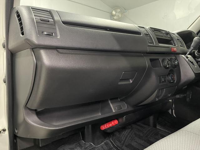 レジアスエースバン 　福祉車両・電動リフター・２台積・１０人乗・走行６０千Ｋ・Ｂタイプ・ストレッチャー固定バー・点滴フック・左オートステップ・アシストグリップ・ラジオ・電動車イス固定装置２台・車椅子収納スペース（42枚目）