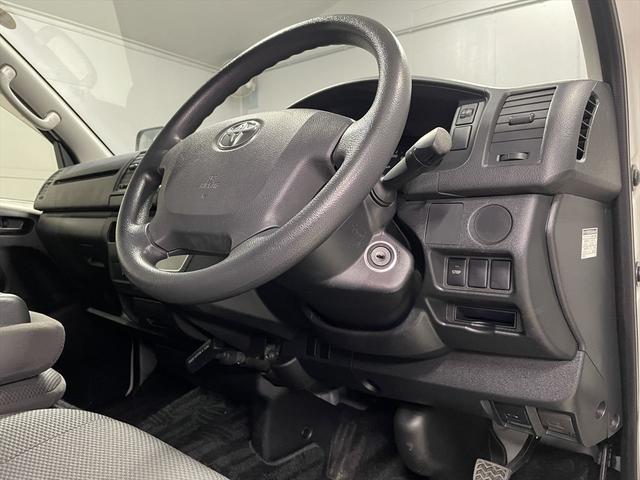 レジアスエースバン 　福祉車両・電動リフター・２台積・１０人乗・走行６０千Ｋ・Ｂタイプ・ストレッチャー固定バー・点滴フック・左オートステップ・アシストグリップ・ラジオ・電動車イス固定装置２台・車椅子収納スペース（43枚目）