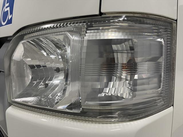 レジアスエースバン 　福祉車両・電動リフター・２台積・１０人乗・走行６０千Ｋ・Ｂタイプ・ストレッチャー固定バー・点滴フック・左オートステップ・アシストグリップ・ラジオ・電動車イス固定装置２台・車椅子収納スペース（44枚目）