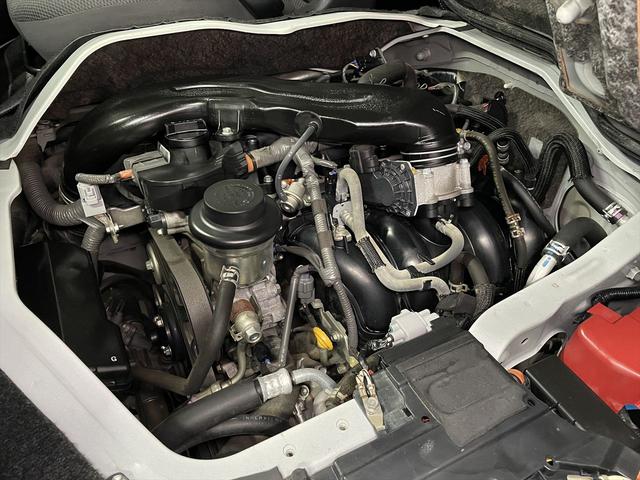 レジアスエースバン 　福祉車両・電動リフター・２台積・１０人乗・走行６０千Ｋ・Ｂタイプ・ストレッチャー固定バー・点滴フック・左オートステップ・アシストグリップ・ラジオ・電動車イス固定装置２台・車椅子収納スペース（48枚目）