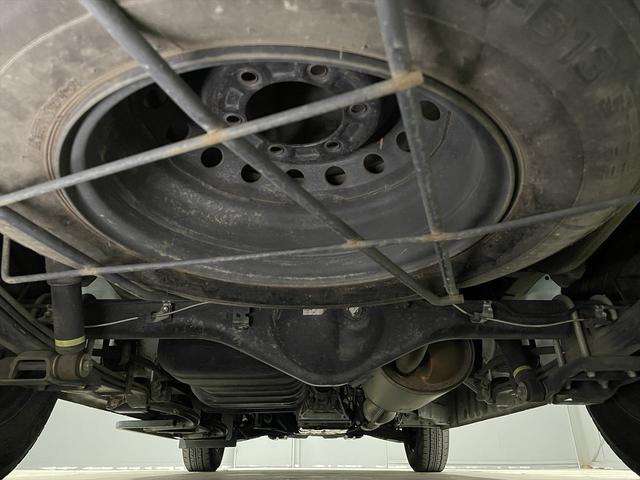 レジアスエースバン 　福祉車両・電動リフター・２台積・１０人乗・走行６０千Ｋ・Ｂタイプ・ストレッチャー固定バー・点滴フック・左オートステップ・アシストグリップ・ラジオ・電動車イス固定装置２台・車椅子収納スペース（49枚目）