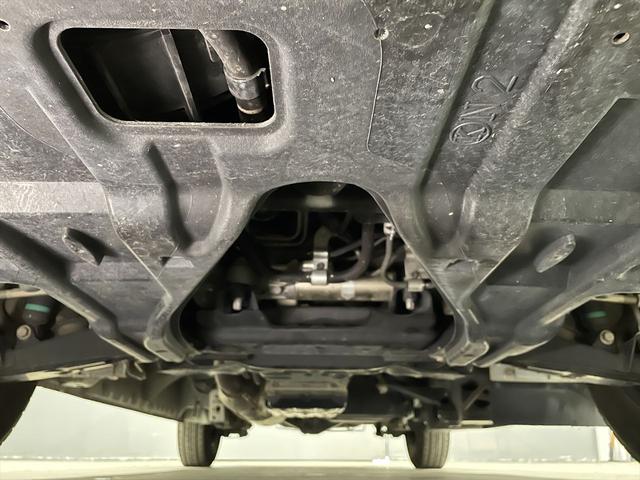 レジアスエースバン 　福祉車両・電動リフター・２台積・１０人乗・走行６０千Ｋ・Ｂタイプ・ストレッチャー固定バー・点滴フック・左オートステップ・アシストグリップ・ラジオ・電動車イス固定装置２台・車椅子収納スペース（50枚目）