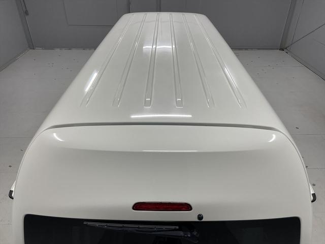 レジアスエースバン 　福祉車両・電動リフター・２台積・１０人乗・走行６０千Ｋ・Ｂタイプ・ストレッチャー固定バー・点滴フック・左オートステップ・アシストグリップ・ラジオ・電動車イス固定装置２台・車椅子収納スペース（52枚目）