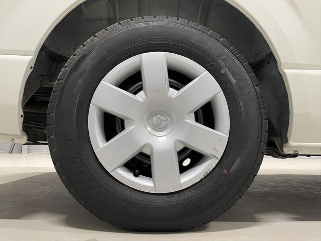 レジアスエースバン 　福祉車両・電動リフター・２台積・１０人乗・走行６０千Ｋ・Ｂタイプ・ストレッチャー固定バー・点滴フック・左オートステップ・アシストグリップ・ラジオ・電動車イス固定装置２台・車椅子収納スペース（55枚目）