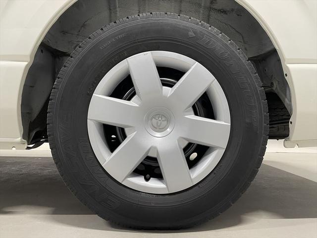 レジアスエースバン 　福祉車両・電動リフター・２台積・１０人乗・走行６０千Ｋ・Ｂタイプ・ストレッチャー固定バー・点滴フック・左オートステップ・アシストグリップ・ラジオ・電動車イス固定装置２台・車椅子収納スペース（56枚目）