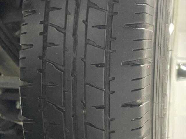 レジアスエースバン 　福祉車両・電動リフター・２台積・１０人乗・走行６０千Ｋ・Ｂタイプ・ストレッチャー固定バー・点滴フック・左オートステップ・アシストグリップ・ラジオ・電動車イス固定装置２台・車椅子収納スペース（57枚目）