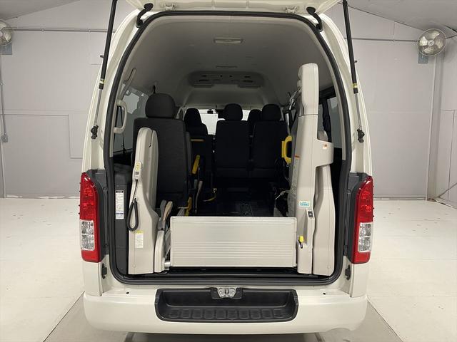 ハイエースバン 　福祉車両・電動リフター・２台積・１０人乗・走行６１千Ｋ・Ｂタイプ・トヨタセーフティセンス・左オートステップ・Ｂカメラ・ドラレコ・アシストグリップ・キーレス・ラジオ・ストレッチャー乗車カノウ（3枚目）