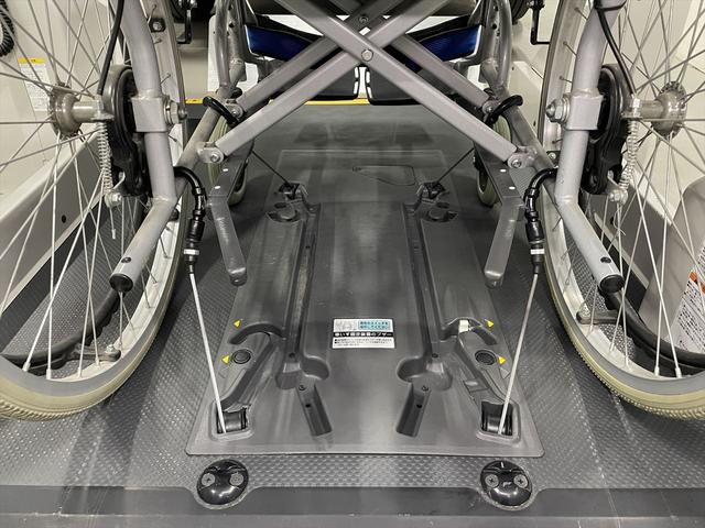 ハイエースバン 　福祉車両・電動リフター・２台積・１０人乗・走行６１千Ｋ・Ｂタイプ・トヨタセーフティセンス・左オートステップ・Ｂカメラ・ドラレコ・アシストグリップ・キーレス・ラジオ・ストレッチャー乗車カノウ（13枚目）