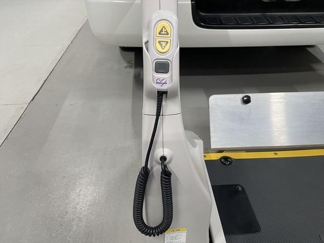 ハイエースバン 　福祉車両・電動リフター・２台積・１０人乗・走行６１千Ｋ・Ｂタイプ・トヨタセーフティセンス・左オートステップ・Ｂカメラ・ドラレコ・アシストグリップ・キーレス・ラジオ・ストレッチャー乗車カノウ（27枚目）